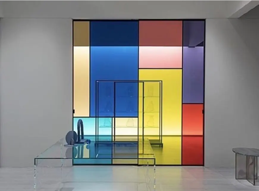 Architettura Interna Moderna con Pareti a Blocchi di Colore